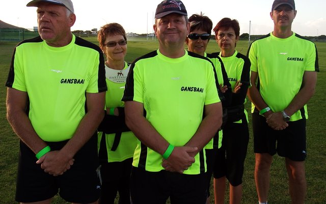 Die “before” foto van Gansbaai SAPD, met voor vlnr AO Micheal Vermeulen, AO Riaan Mostert en Sers Frans Groenewald. Agter vlnr is Anna-Marie Camaron, Delicia Lourens en AO Jackie Hildebrand.